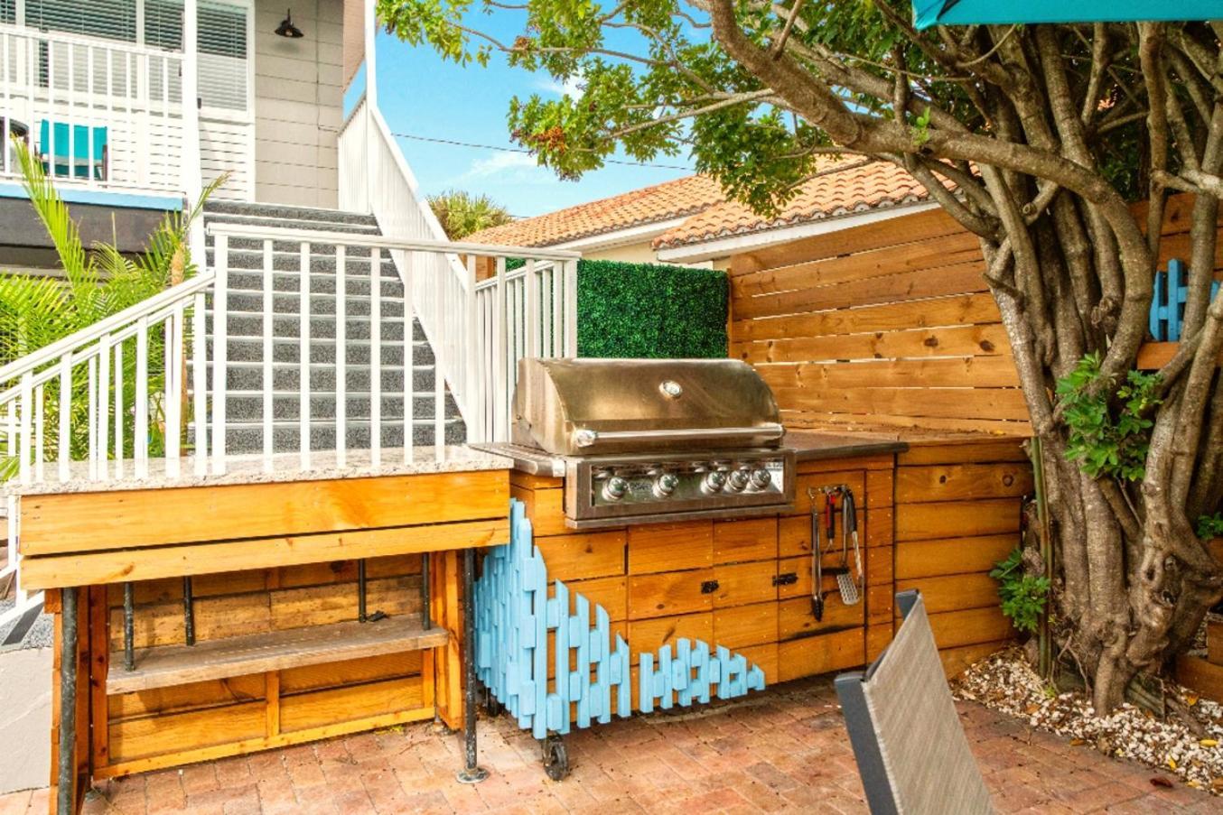 Boutique Beach Retreat St. Pete Beach Exterior photo